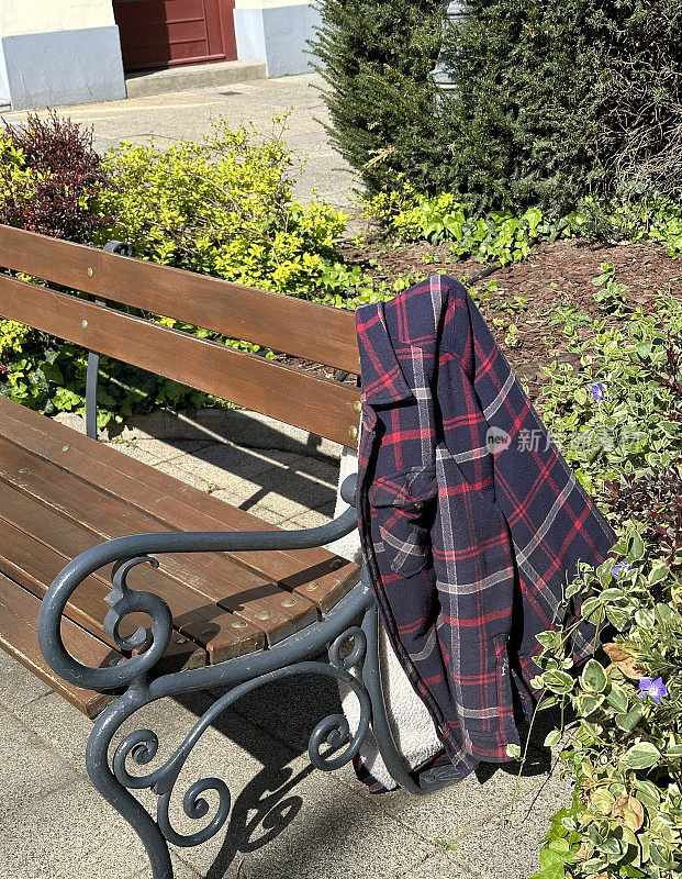 在街上的长椅上丢了一件外套