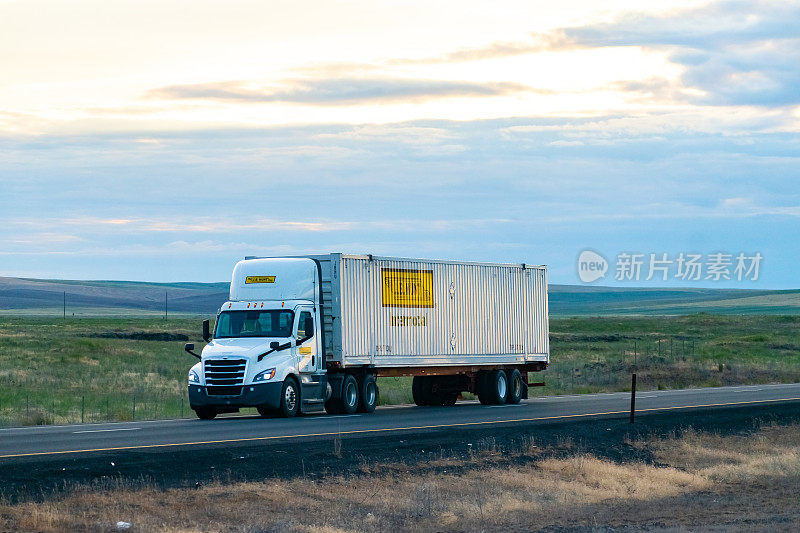 JB亨特运输公司，多式联运部，在美国华盛顿州东部90号州际公路上驾驶半卡车。