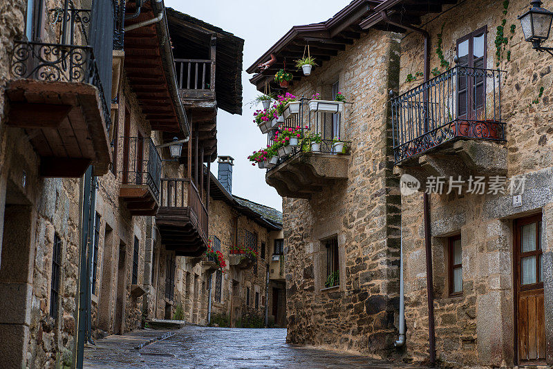 风景如画的街道，以石头建筑和鲜花为特色，西班牙普埃布拉德萨纳布里亚