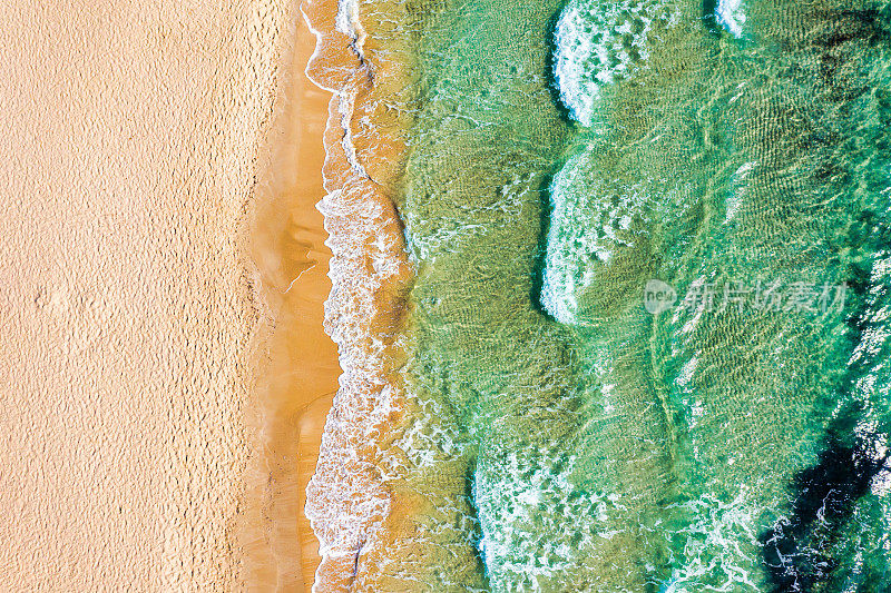 蓬塔火腿是萨伦托海岸的一个美丽的海滩，是意大利南部普利亚地区切萨雷奥港市的一部分。意大利最美丽的海滩之一，普利亚的蓬塔火腿海滩。