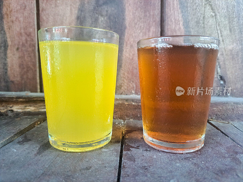 橙和茶新鲜冷饮在玻璃服务。橙和新鲜的冰茶在一个杯子里。饮料菜单。