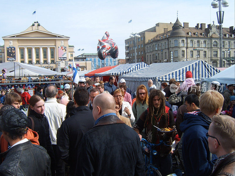 芬兰庆祝Walpugris节的小市场