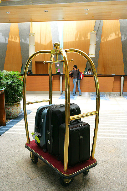 行李车，以酒店前台为背景