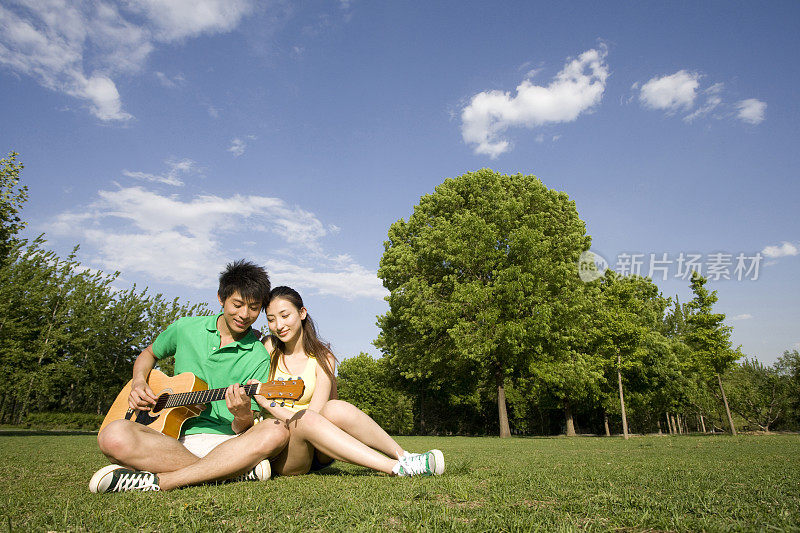 情侣公园弹吉他