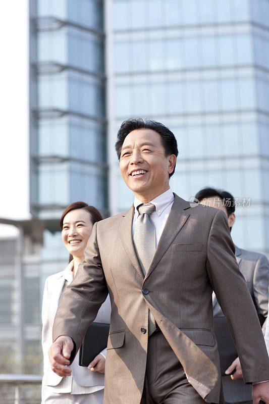 自信的商务男士和伙伴们