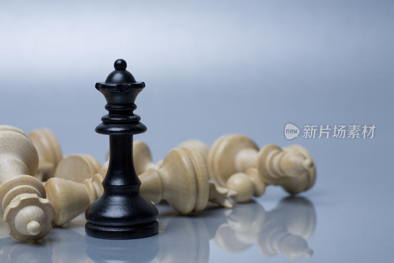 银色背景上的黑白棋子