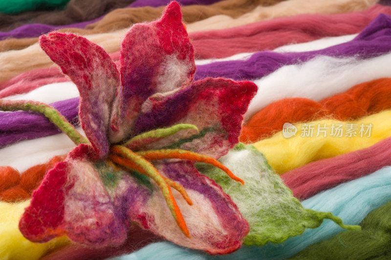 彩色羊毛和毛毡制成的花环