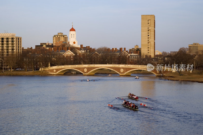 傍晚时分，八个人在查尔斯河上划桨。
