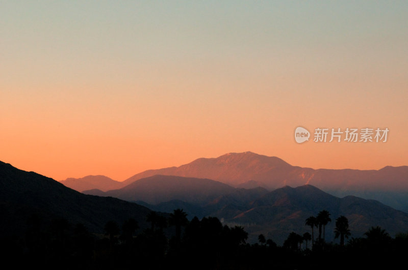 在圣哈辛托山棕榈泉日落的风景