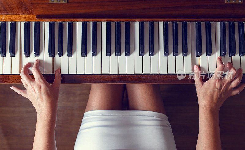俯视图的年轻女子弹钢琴