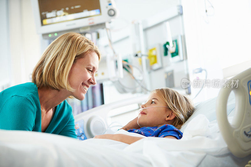 重症监护室的母亲和女儿谈话