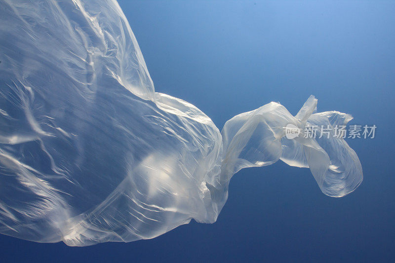 透明塑料片在风中吹动