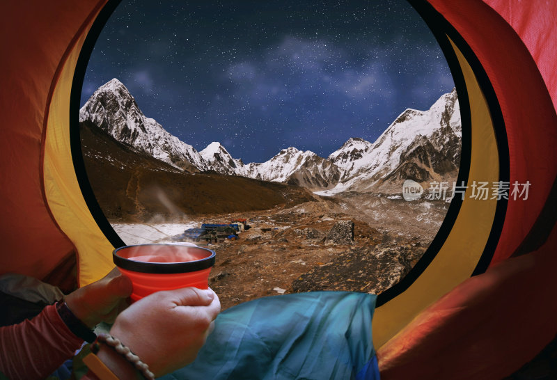 女人躺在帐篷里喝着咖啡，看山