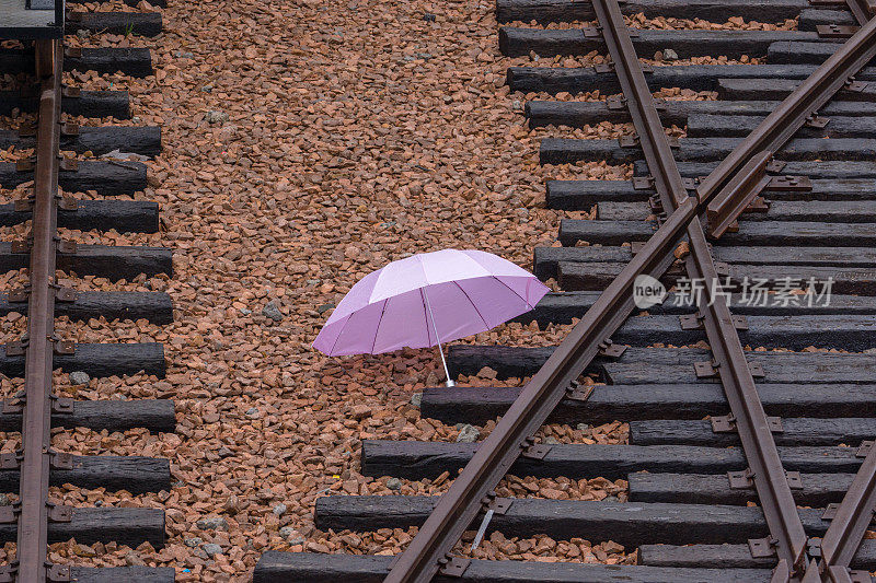 雨伞、铁路轨道和枕木