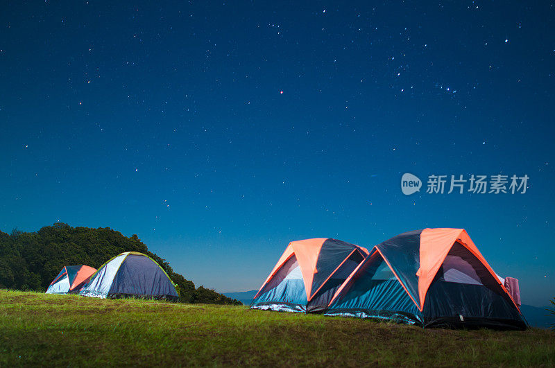 露营帐篷在繁星点点的夜空下闪闪发光。