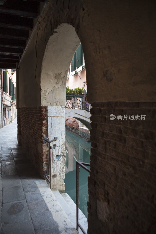 建筑物之间的狭窄运河，意大利威尼斯
