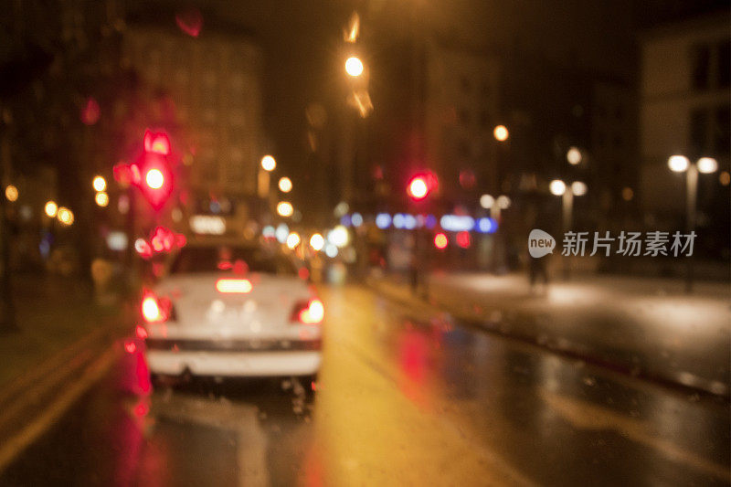 在雨夜的街道上开车。
