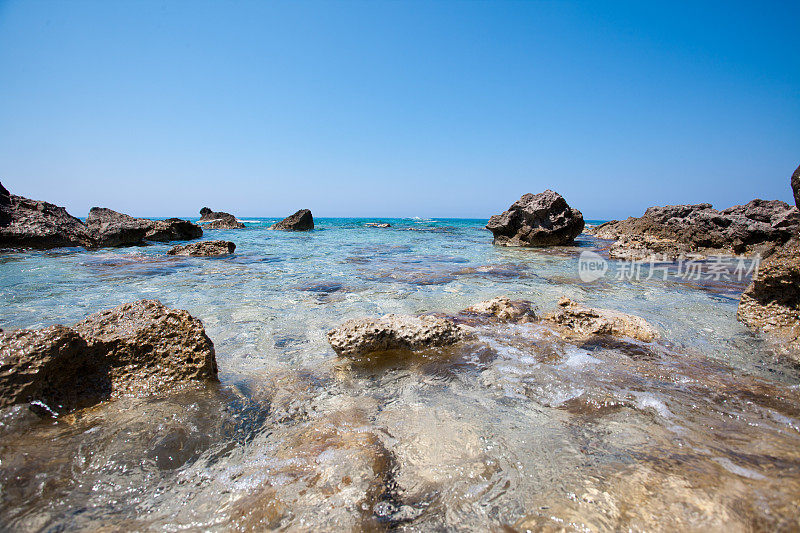 海滩和海边的岩石