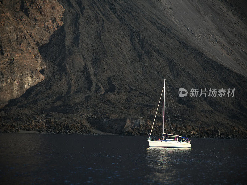 在熔岩流附近航行的游艇