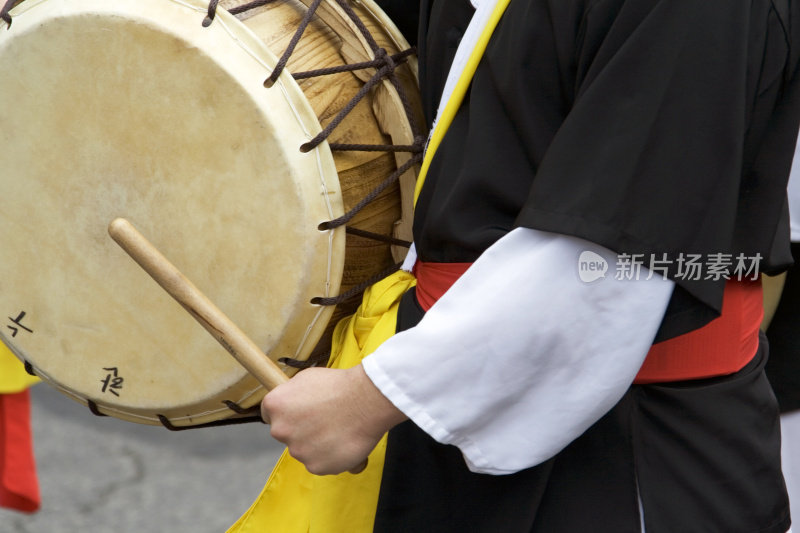 穿着服装的韩国鼓手