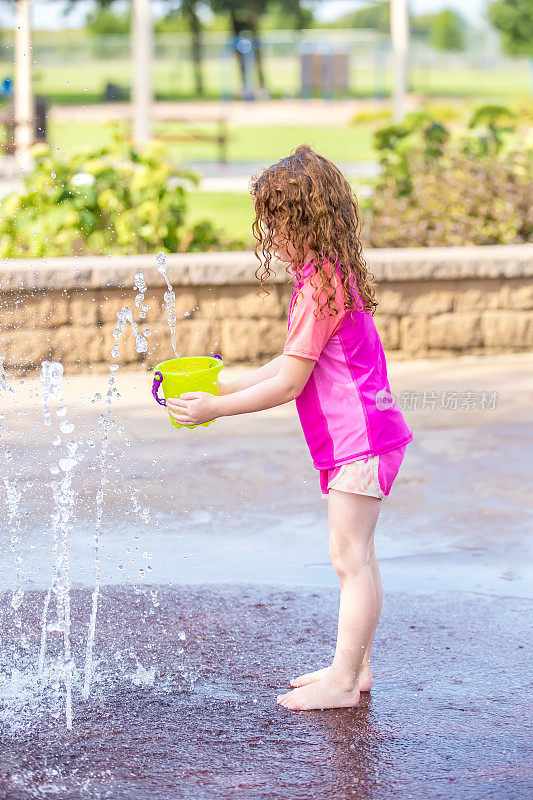 在水花公园的喷泉里装满水的女孩