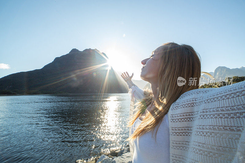 年轻女子在大自然中放松，米尔福德声音，新西兰