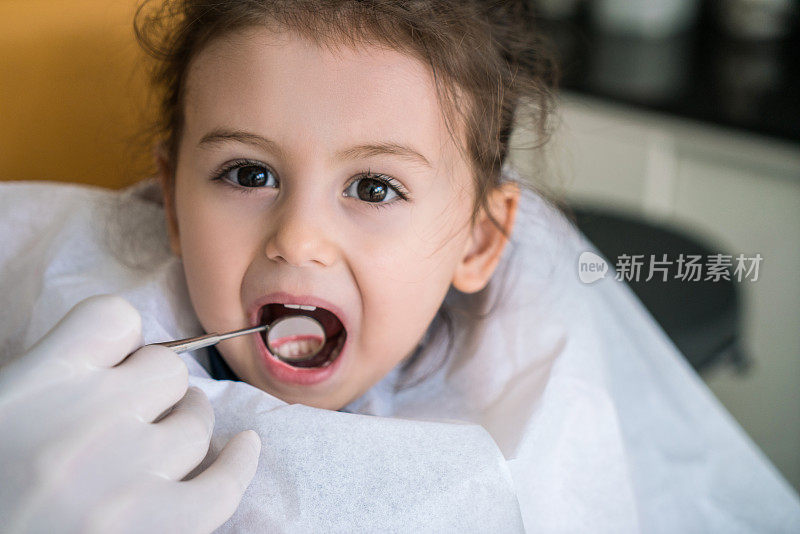 牙医正在检查女孩的牙齿