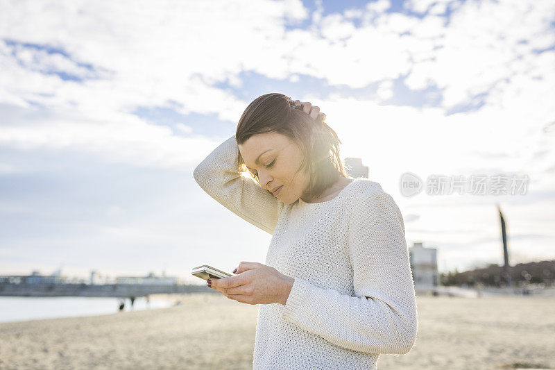 女人用智能手机发短信