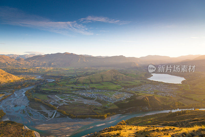 新西兰皇后镇壮观的山峰全景