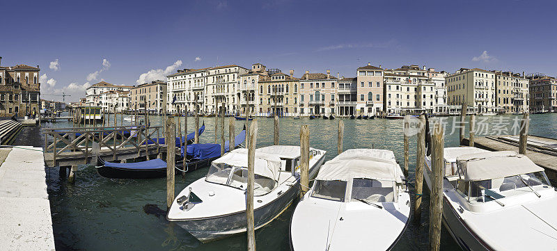 威尼斯大运河上的贡多拉水上出租车