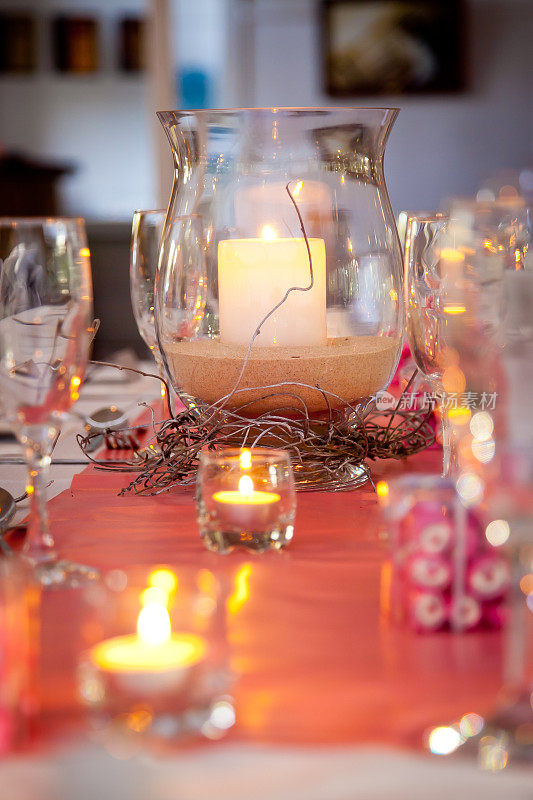 粉色婚礼新娘桌子与沙子和糖果