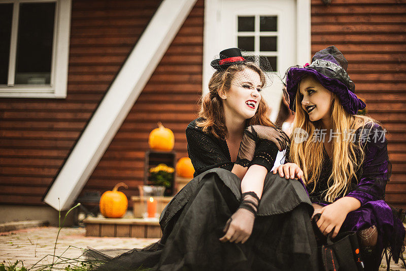 年轻的吸血鬼和女巫打扮成万圣节的样子