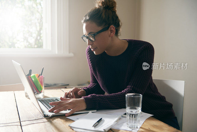 有了免费wifi，她可以在网上完成所有作业