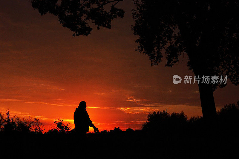 骑摩托车的人在日出