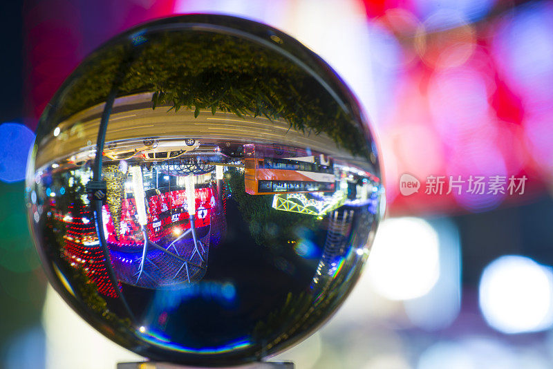 反射新加坡乌节路的水晶球