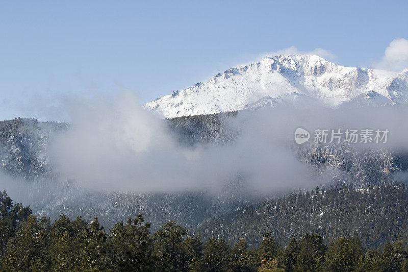 雪后的派克峰和云