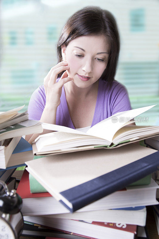 教育:女人在大学宿舍里学习。