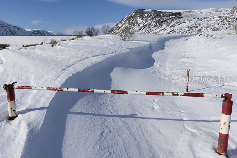 苏格兰佩思郡的炮塔湖冬天飘着雪堆