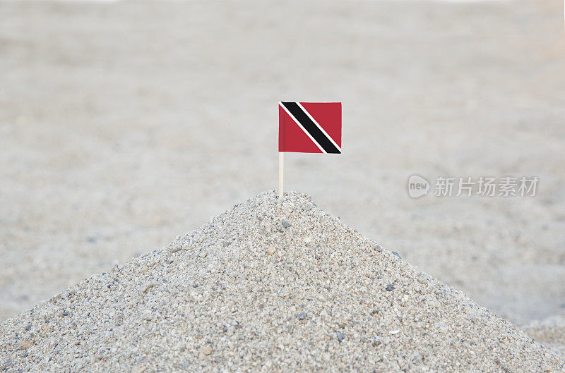 海滩上的特立尼达和多巴哥国旗