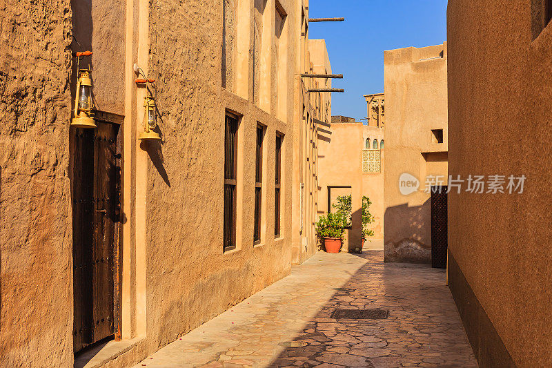 阿联酋迪拜:迪拜历史街区巴斯塔基亚的19世纪街道和房屋