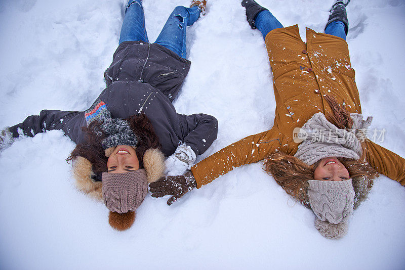 女性朋友在外面享受下雪天