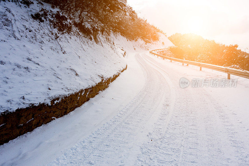 弯曲的乡村道路-多雪的冬天