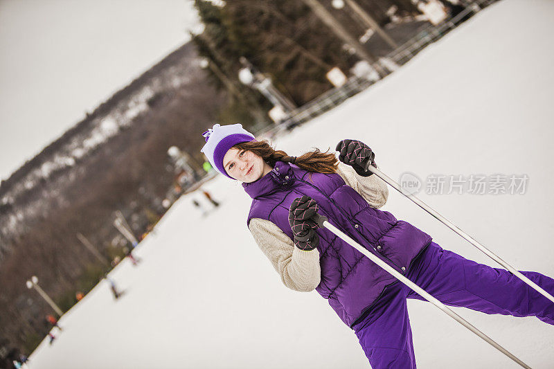 滑雪胜地的兔子斜坡上的女孩