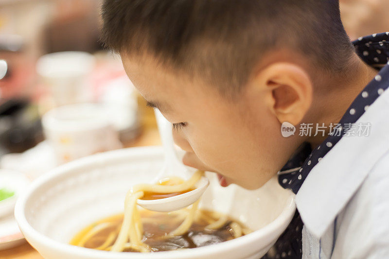 亚洲儿童吃食物