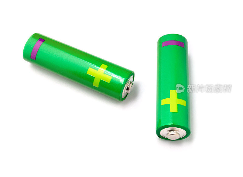 白色背景上的两节绿色AA电池