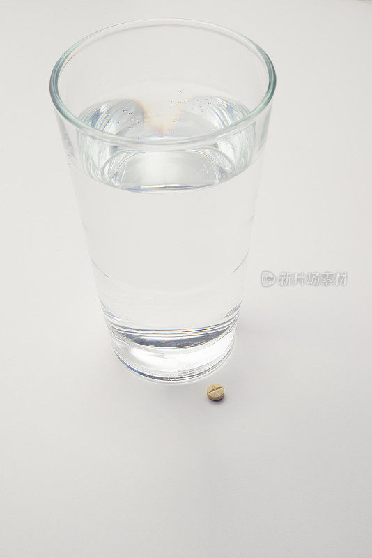 药丸和玻璃杯加水
