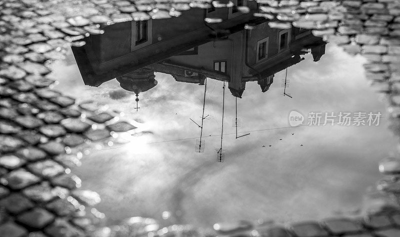 意大利，水坑倒影中的罗马建筑