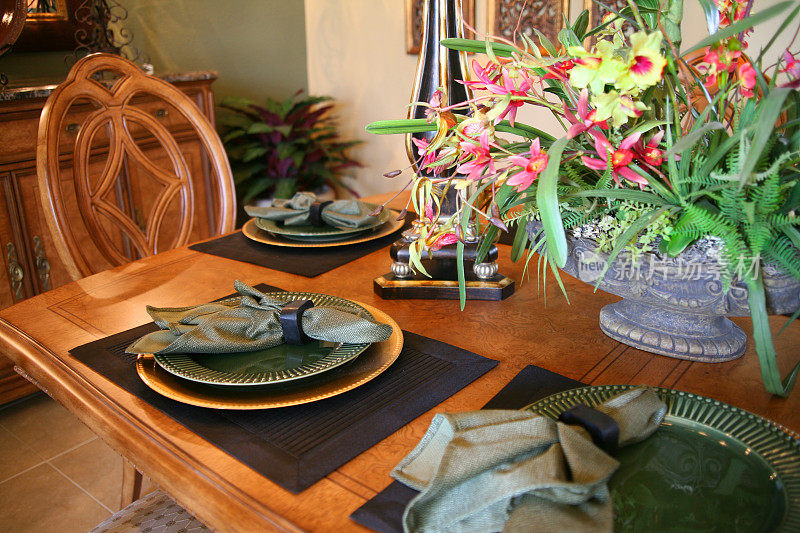 餐桌与花卉布置