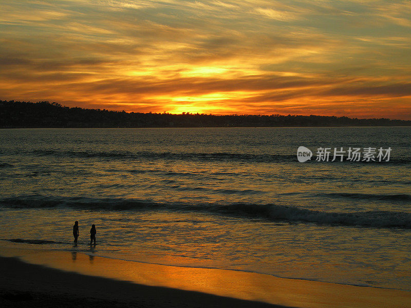 蒙特雷湾日落-最后一波，加利福尼亚海岸，美国