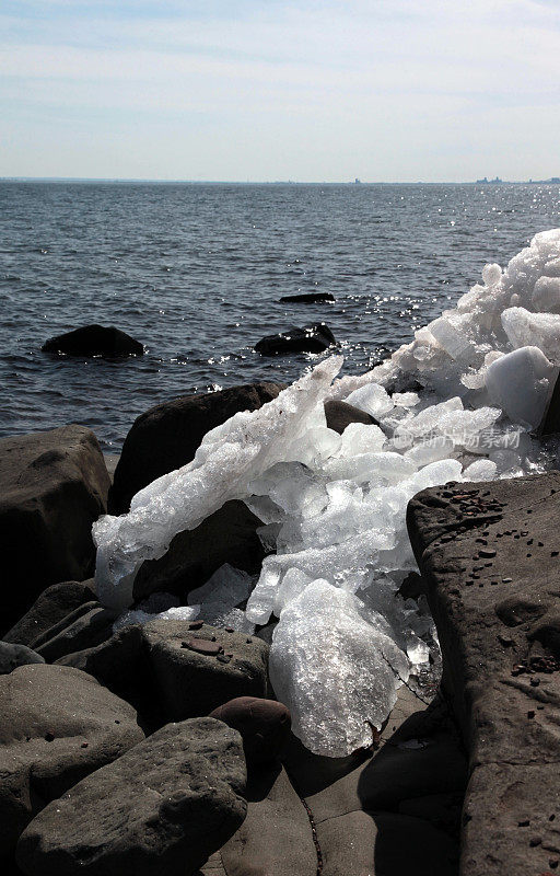 苏必利尔湖岩石上的冰